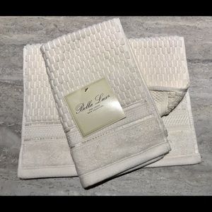 Bella Lux Hand Towels (set of 2). BNWT.